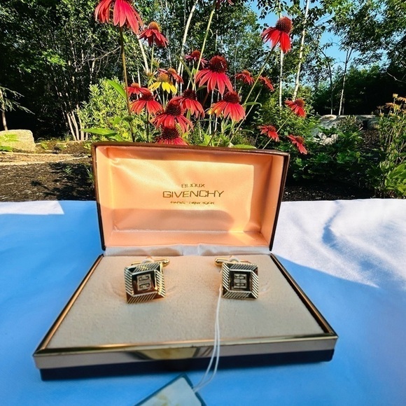 GIVENCHY Gold Colored Cuff Links - Picture 4 of 9